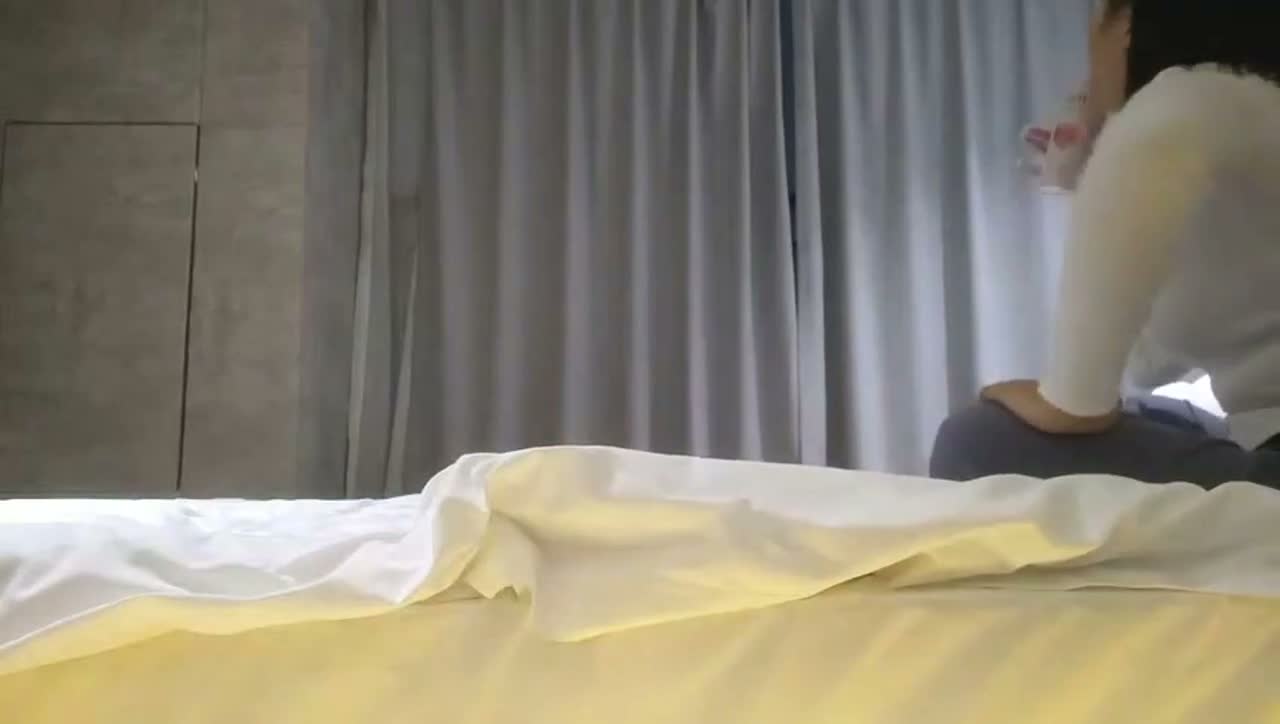 换妻探花周末约小夫妻交换4P交流以往换妻经验玩游戏调情氛到了进入正题激情开操
