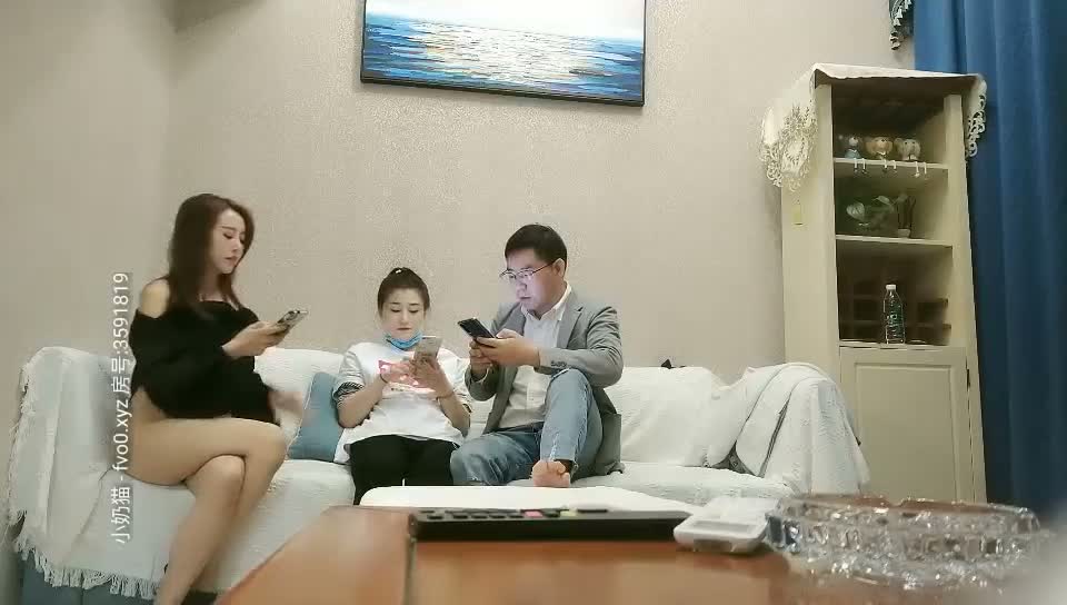 叫来两小妹玩3P但是只操一个 另一个在观战