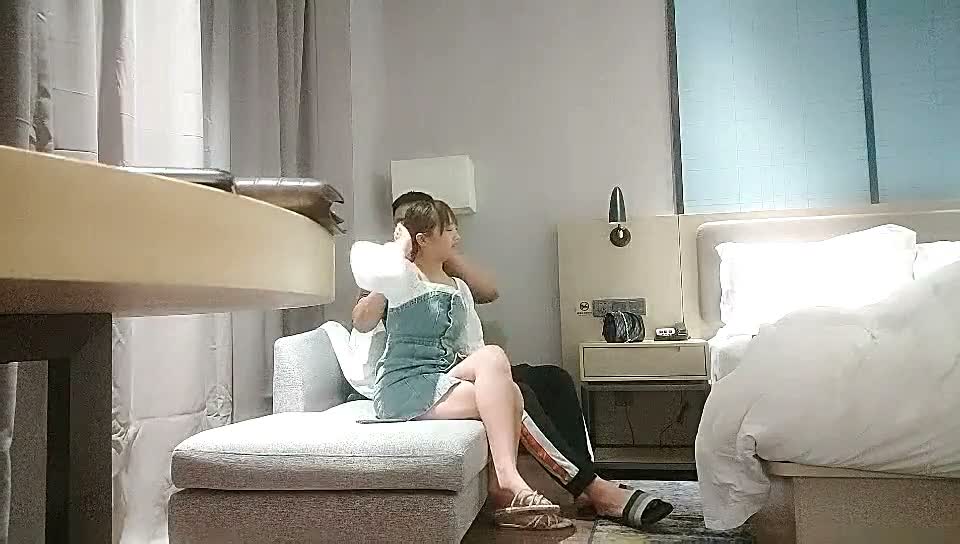 峰哥寻花高价约的兼职学妹，沙发上扒光了吃奶子，跪在地上口交大鸡巴，乖巧听话在床上让峰哥各种抽插呻吟 #探花 #约炮