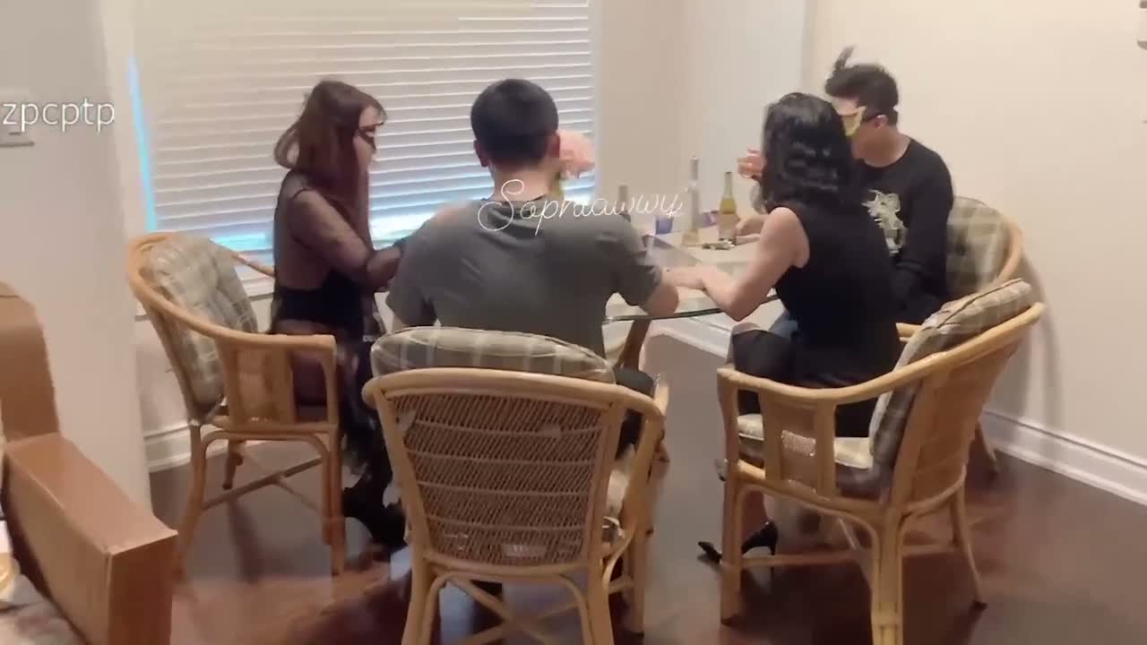 【顶级双姝】换妻体验_两位绝色模特共同献上特别服务