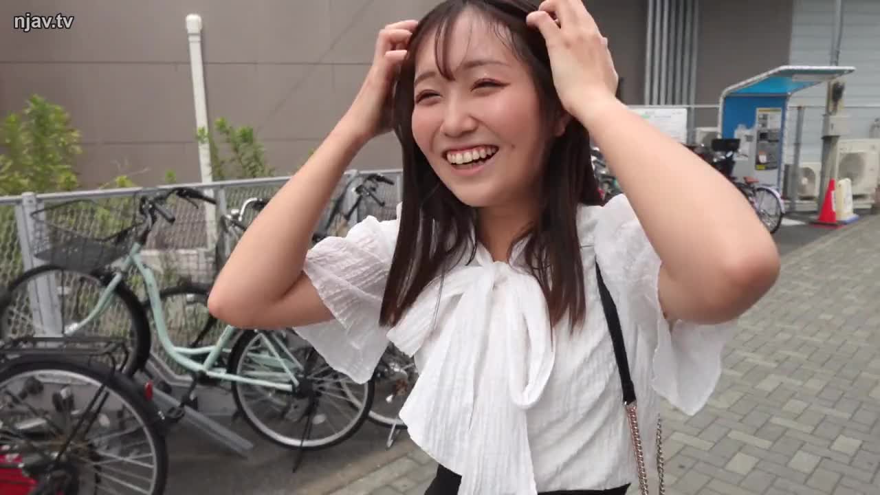 当一名就读国立著名女子大学的漂亮女大学生被带上摩天轮,被迫在不情愿的情况下做出猥亵行为时,她惊人地无视避孕药具的绝对要求,毫无疑问地被中出!