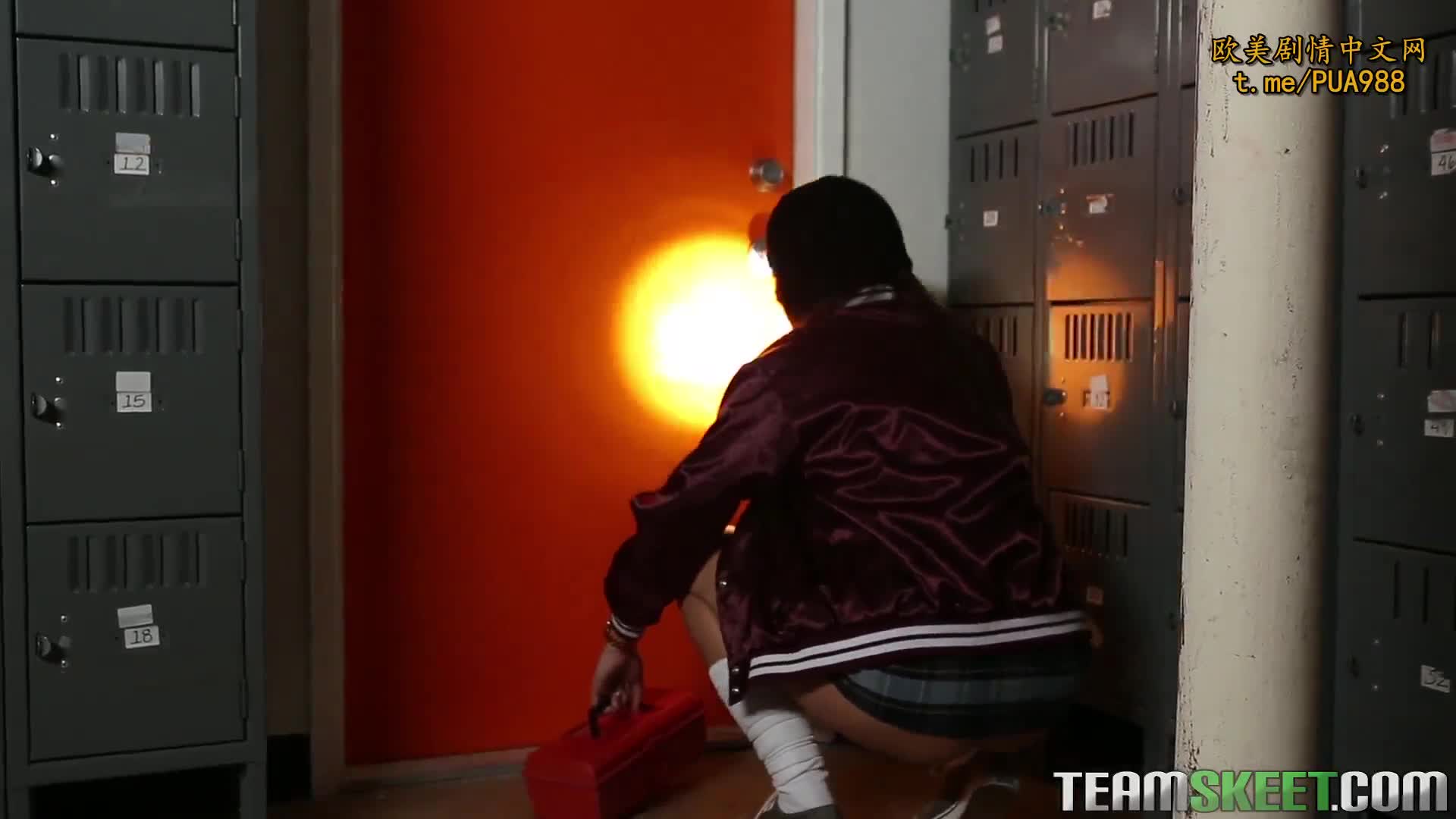 中出清纯制服美女
