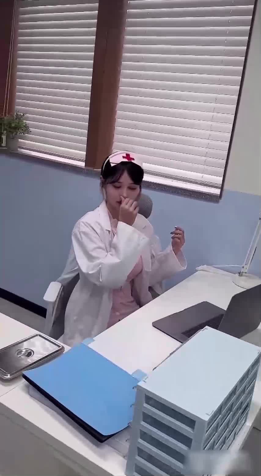 【我怀疑你是来骗炮的，你说你早泄怎么我帮你治疗了半小时，你都没有射！】