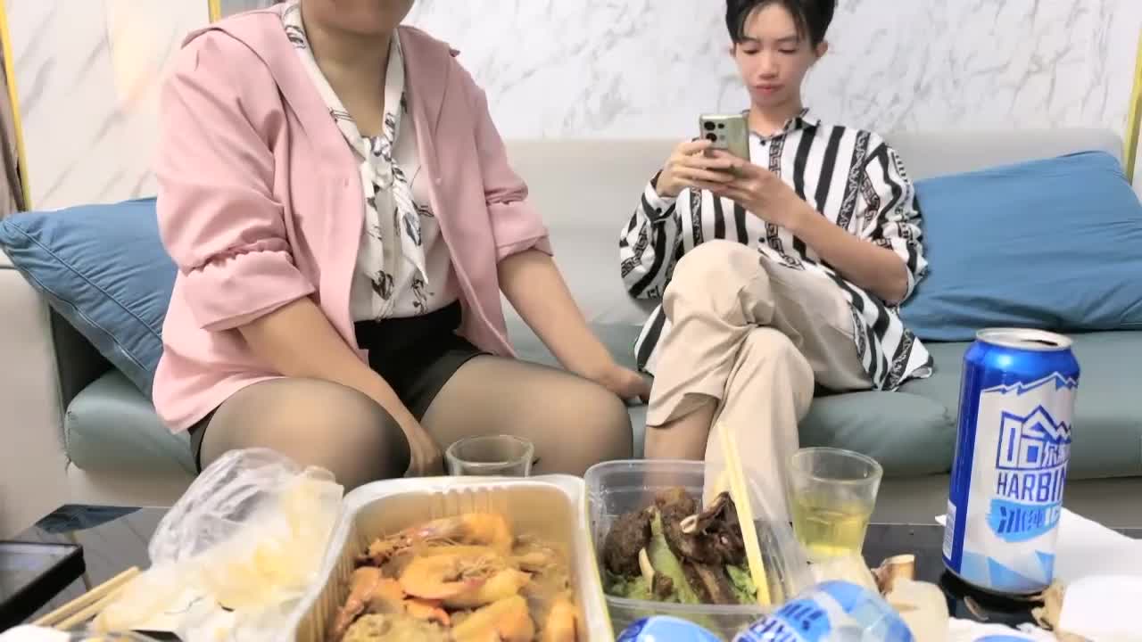脱掉内裤抱腿就干