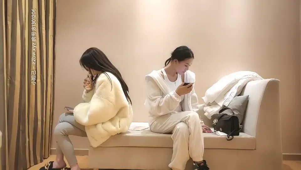 两个性感美女一起做爱