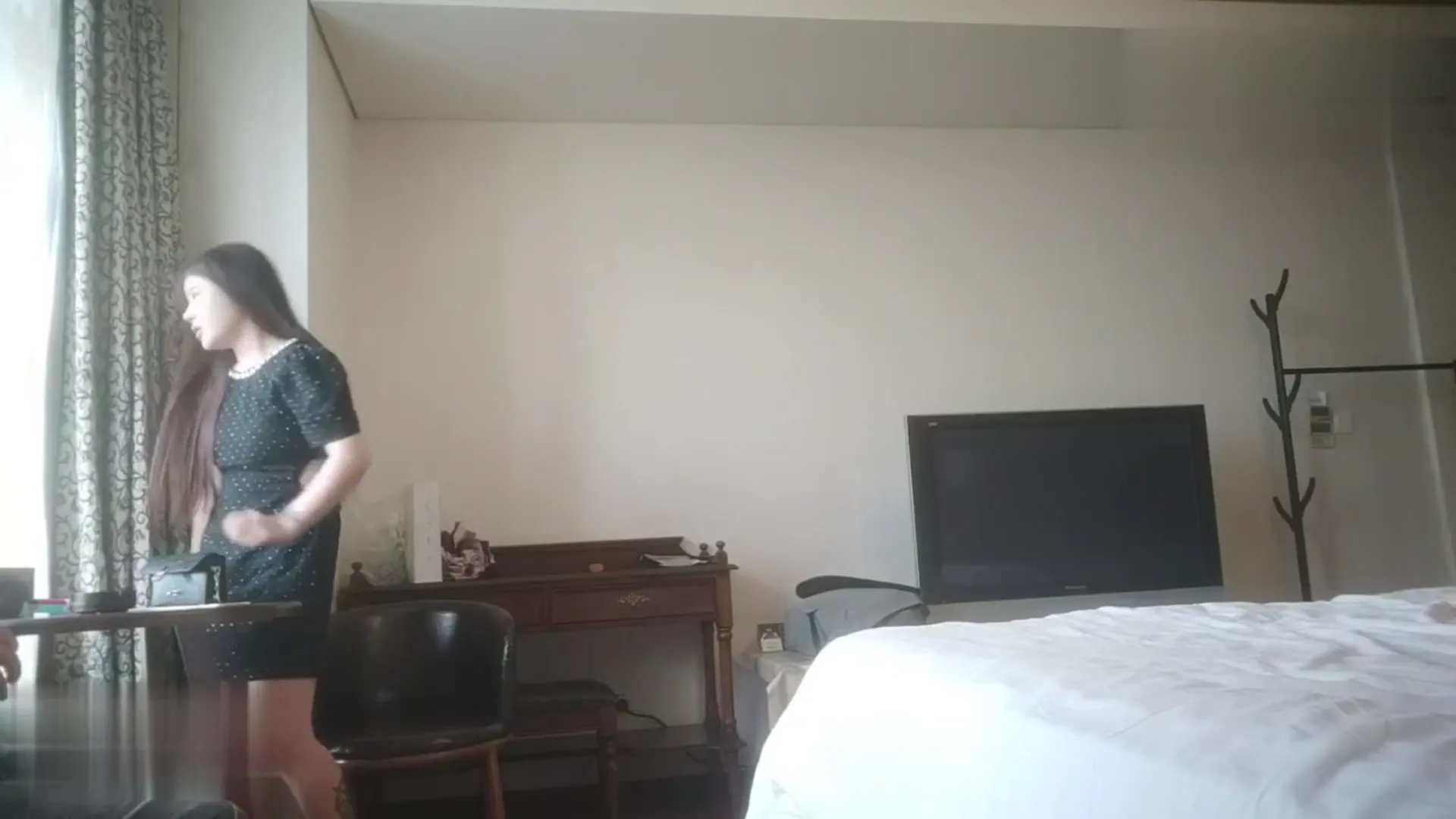 爆操的21岁小姑娘舔手指