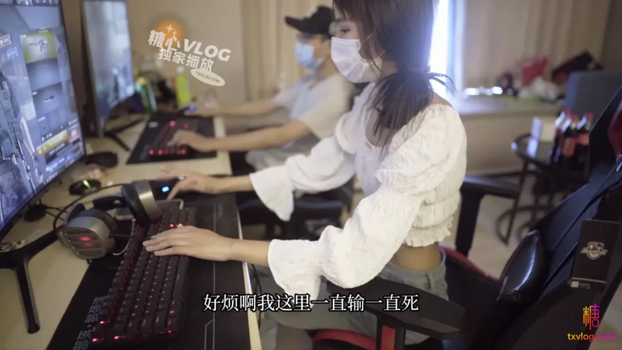 大学长腿美女兼职游戏陪玩 展示特殊提神技能