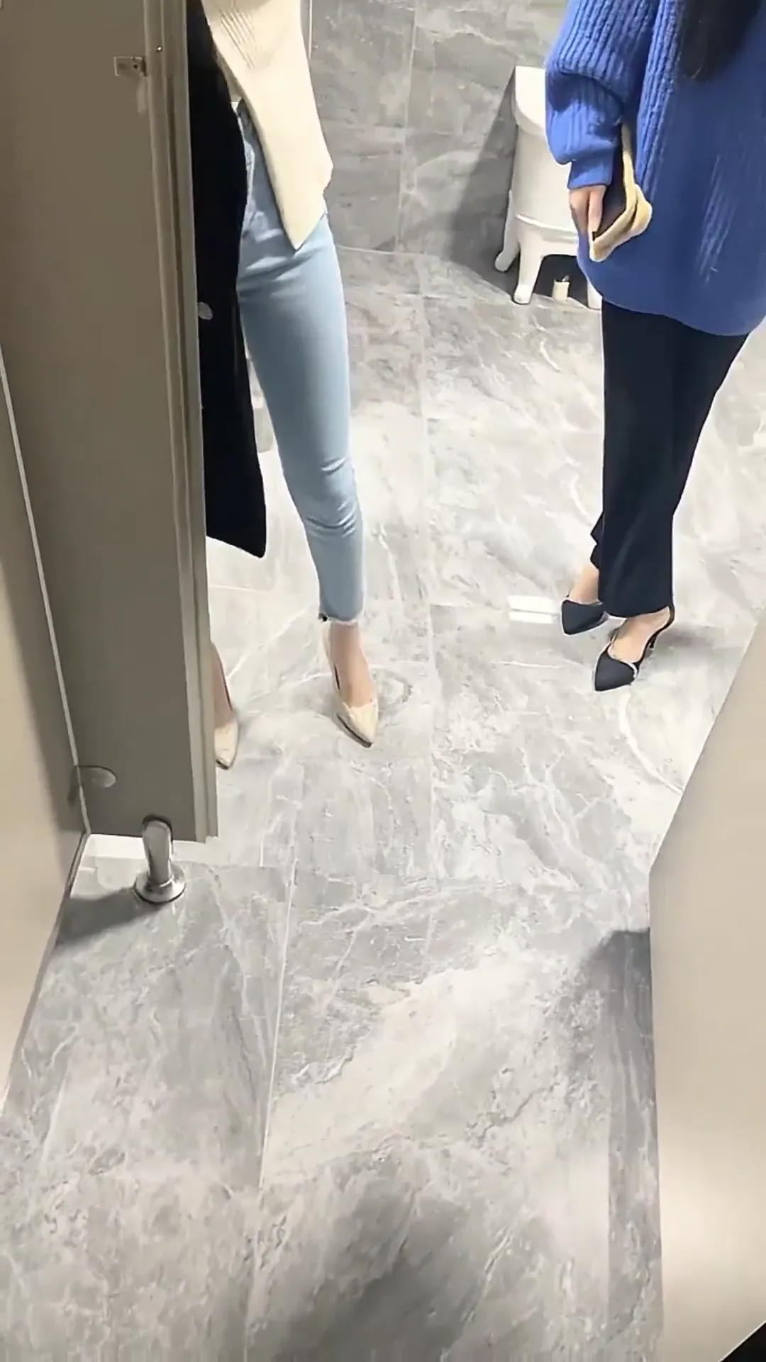 为求刺激在公厕双飞高颜值闺蜜