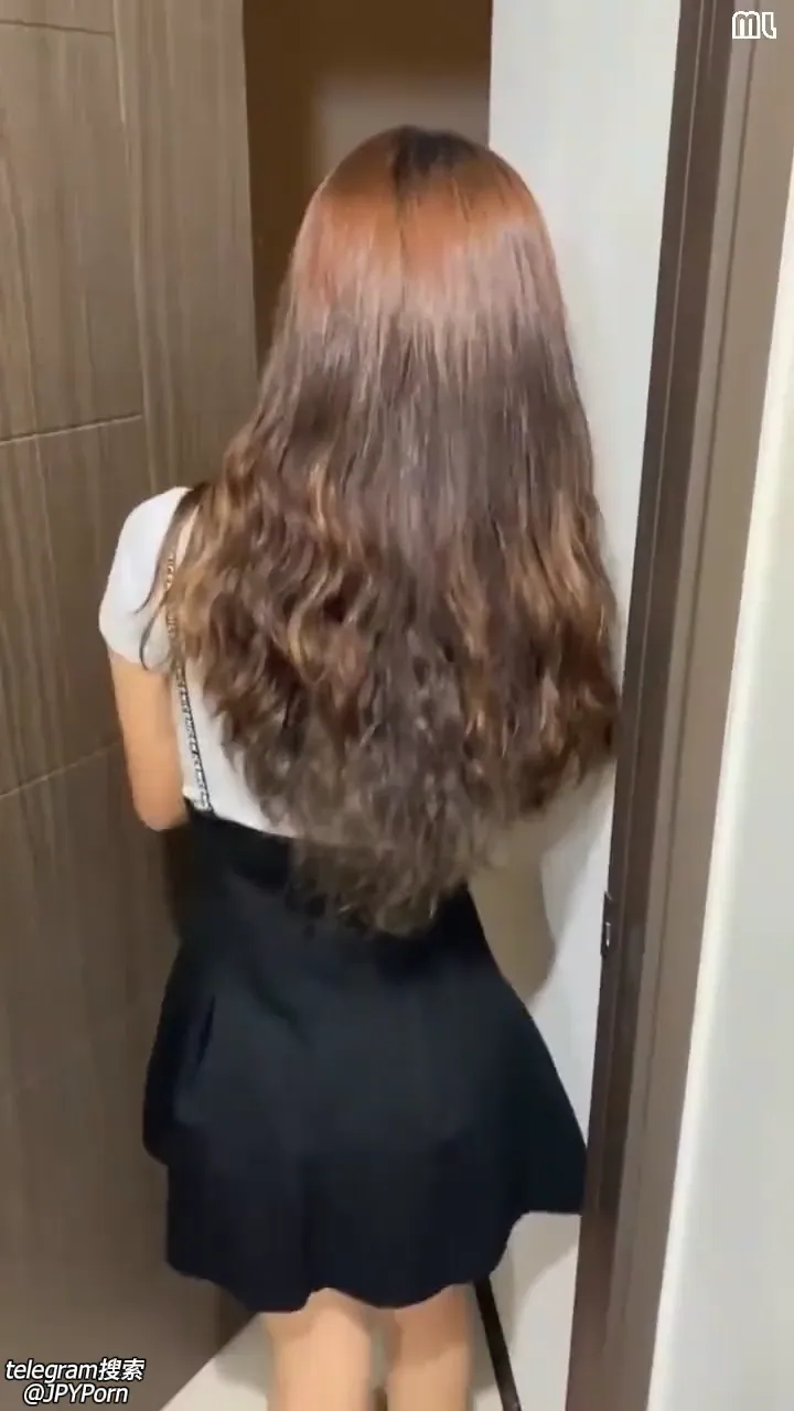 酒后突袭熟睡的女友闺蜜 男的不顾自己女友在一旁熟睡 口交爽到直接中出内射