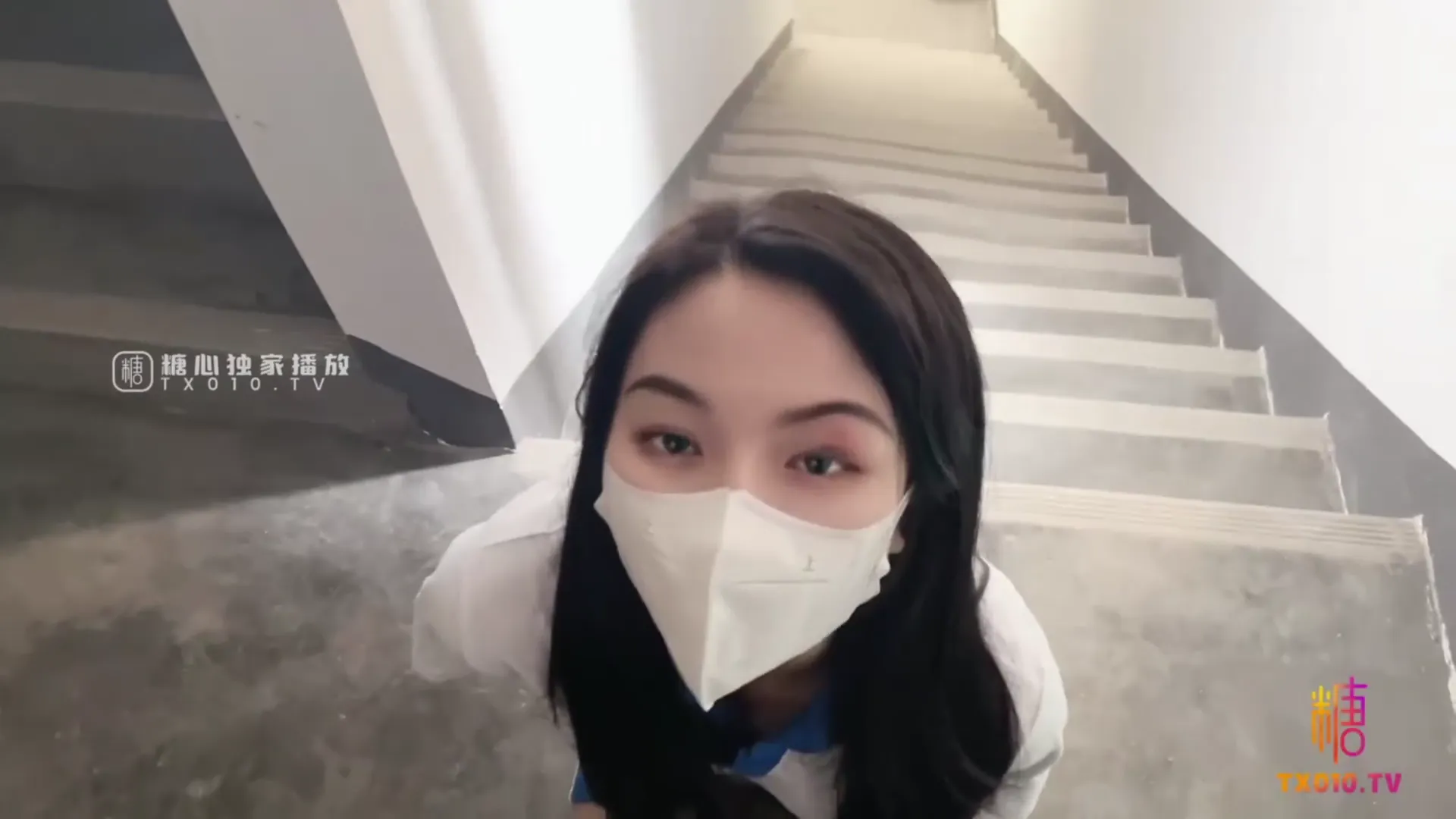 偶遇逃课优等生在楼道自慰