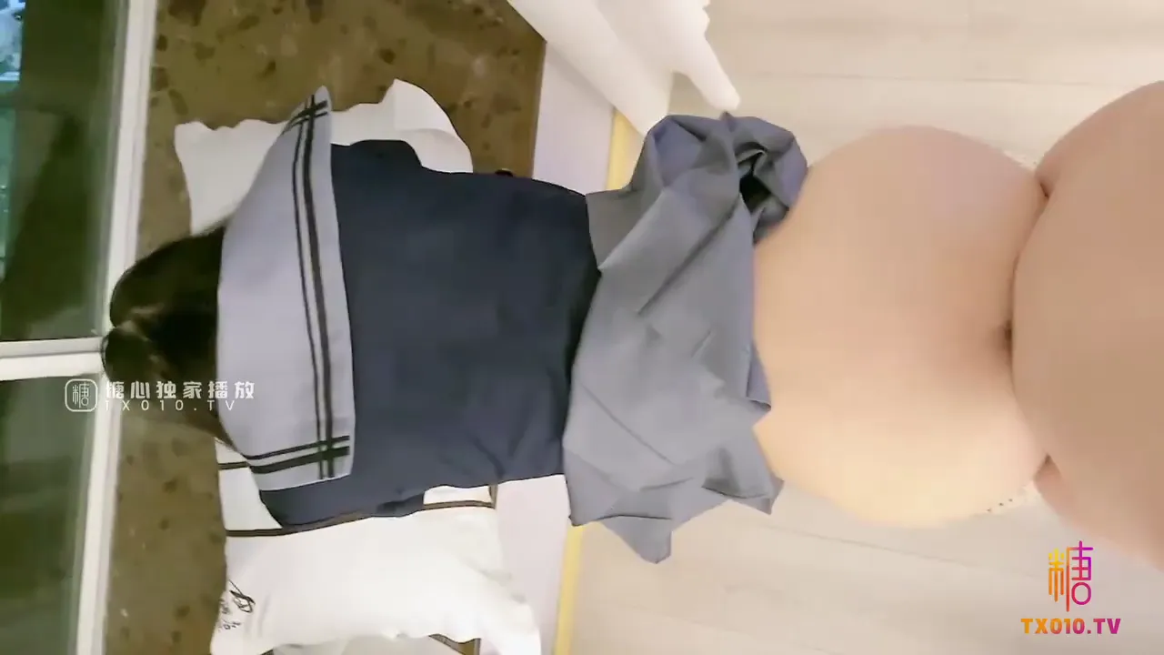 被爆肏的JK少女 嫩穴塞满骑乘抽插 窗前后入紧致窄穴撞击花蕊