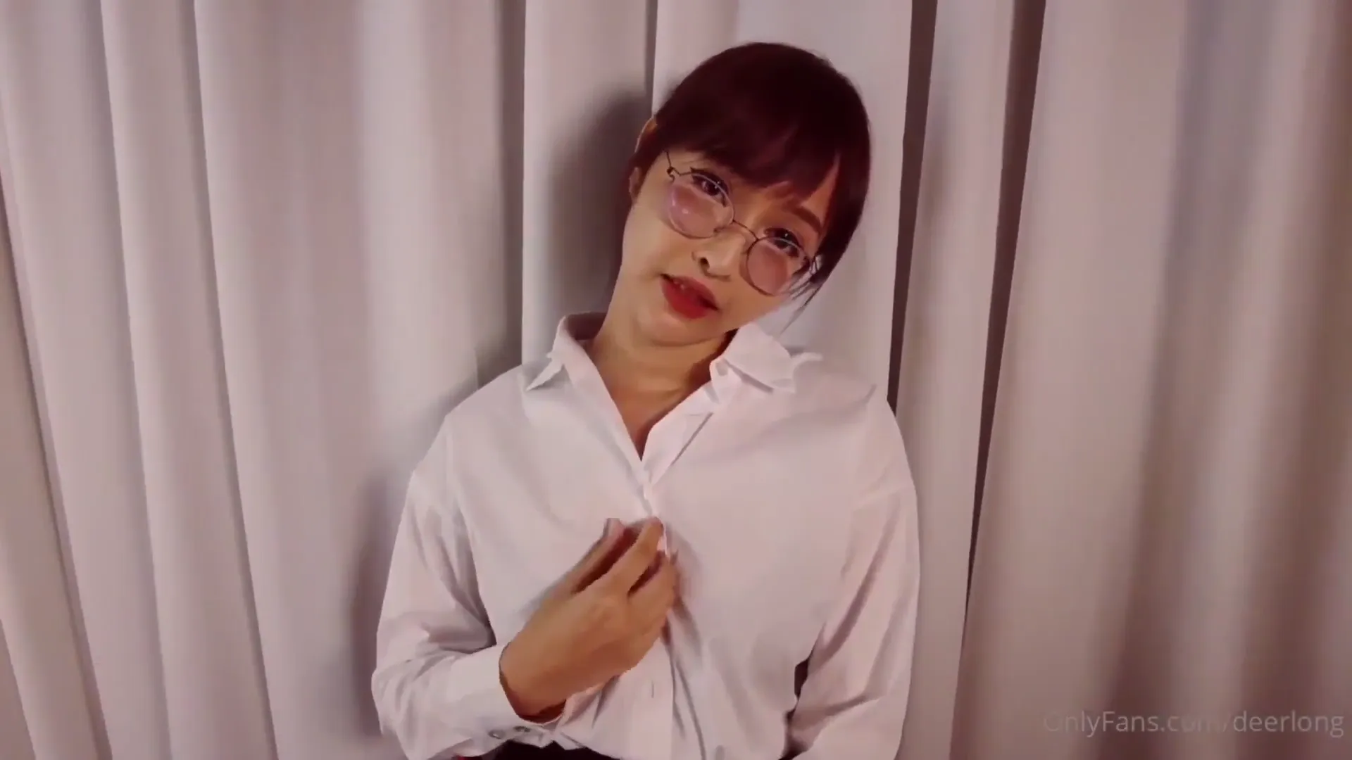 黑丝眼镜美女