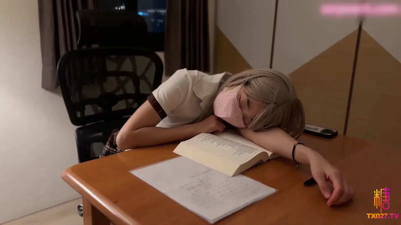 爆操继女 继父的特殊惩罚 骚女儿穿黑丝被继父用大屌惩罚 后入疯狂抽插内射