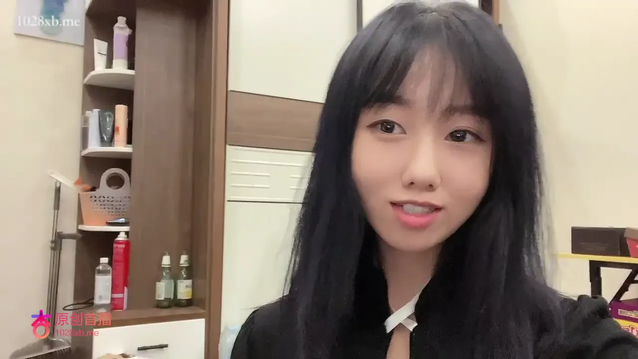 饥渴炮友咸猪手 咖啡厅摸嫩妹私处 酒店湿身服务