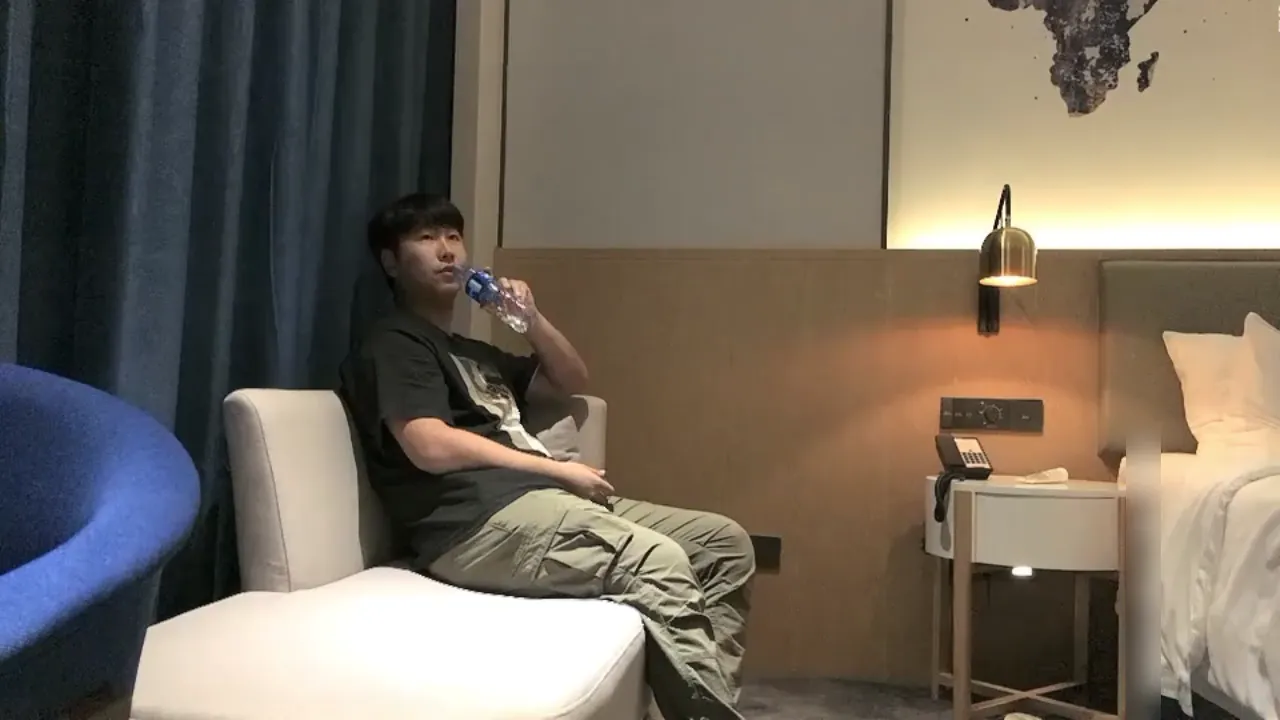 紧身衣牛仔裤小姐姐这风情就是诱惑啊 笔直大长腿胸部鼓胀饱满