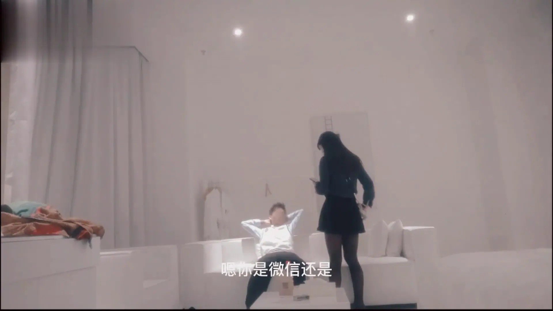 酒吧上班的大奶兼职妹用力过猛把人家手都搞受伤了