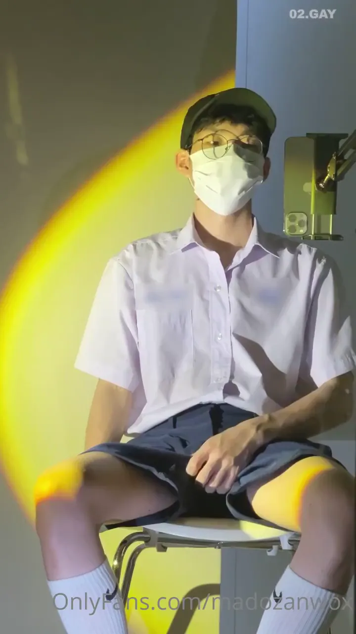 小腿白袜口罩眼睛反差白T帅哥 自拍飞机杯自慰