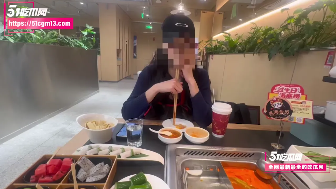 鲨鱼硬弟 吃完海底捞直奔台球厅 白色过膝袜足交猛撸 深喉口交后凶狠狂插骚穴!