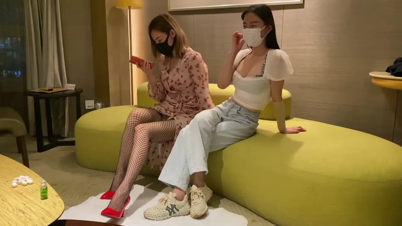 双飞极品嫩模闺蜜姐妹花