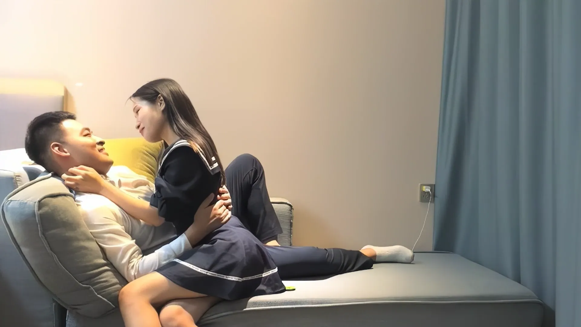 约了个风骚欲女蓝裙妹子啪啪简介：沙发抠逼口交调情穿上黑丝床上骑乘勐操
