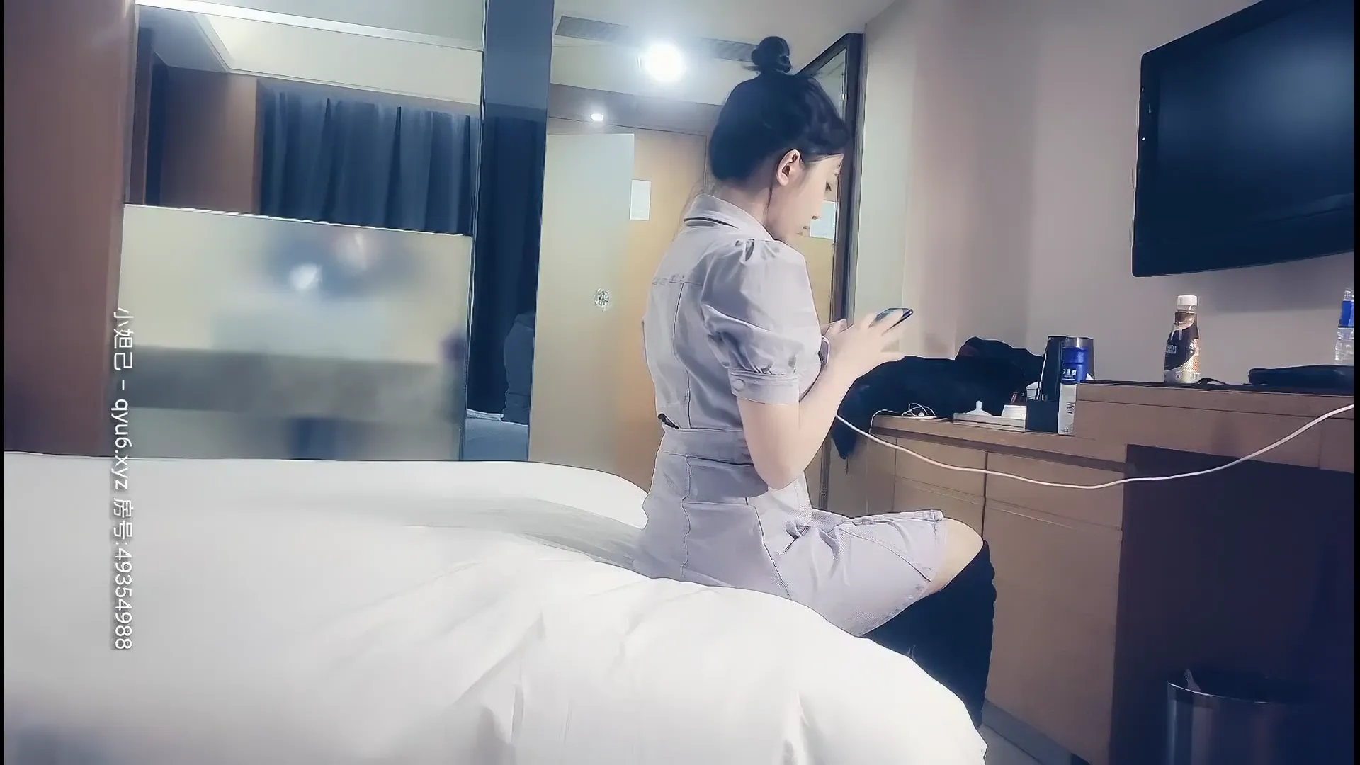 说话细声细气的紫色风衣丸子头软妹子