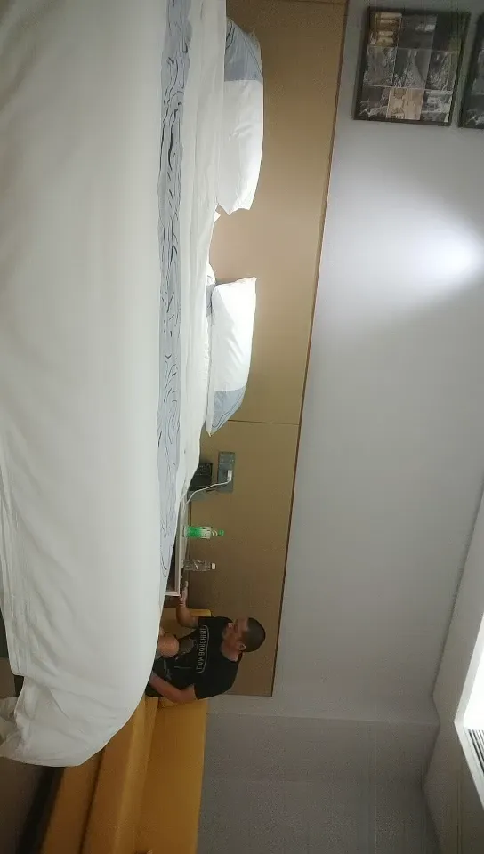 齐逼牛仔短裤黑丝骚女