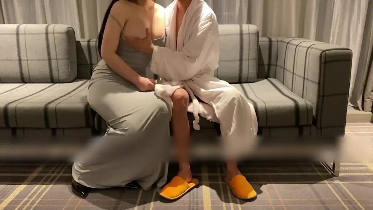 超大巨乳这么大的奶子竟然还穿黑丝高跟这么骚！
