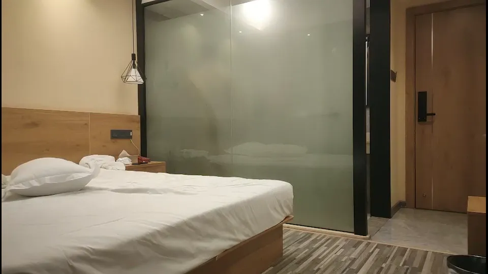 酒店偷拍出轨再操白领嫂子