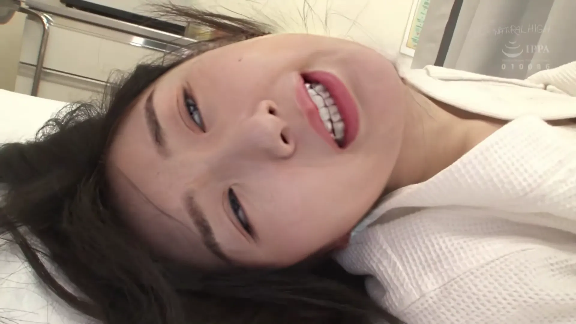 毛晓彤的看过来，简介：看着被按在床上，骚穴被巨物不断抽插的毛晓彤，脸上露出淫荡享受的表情，就受不了