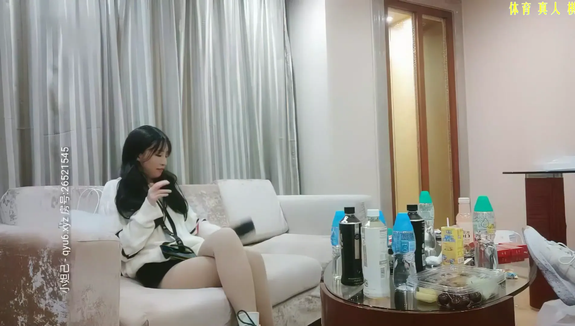 撕档让妹子手指插入摸
