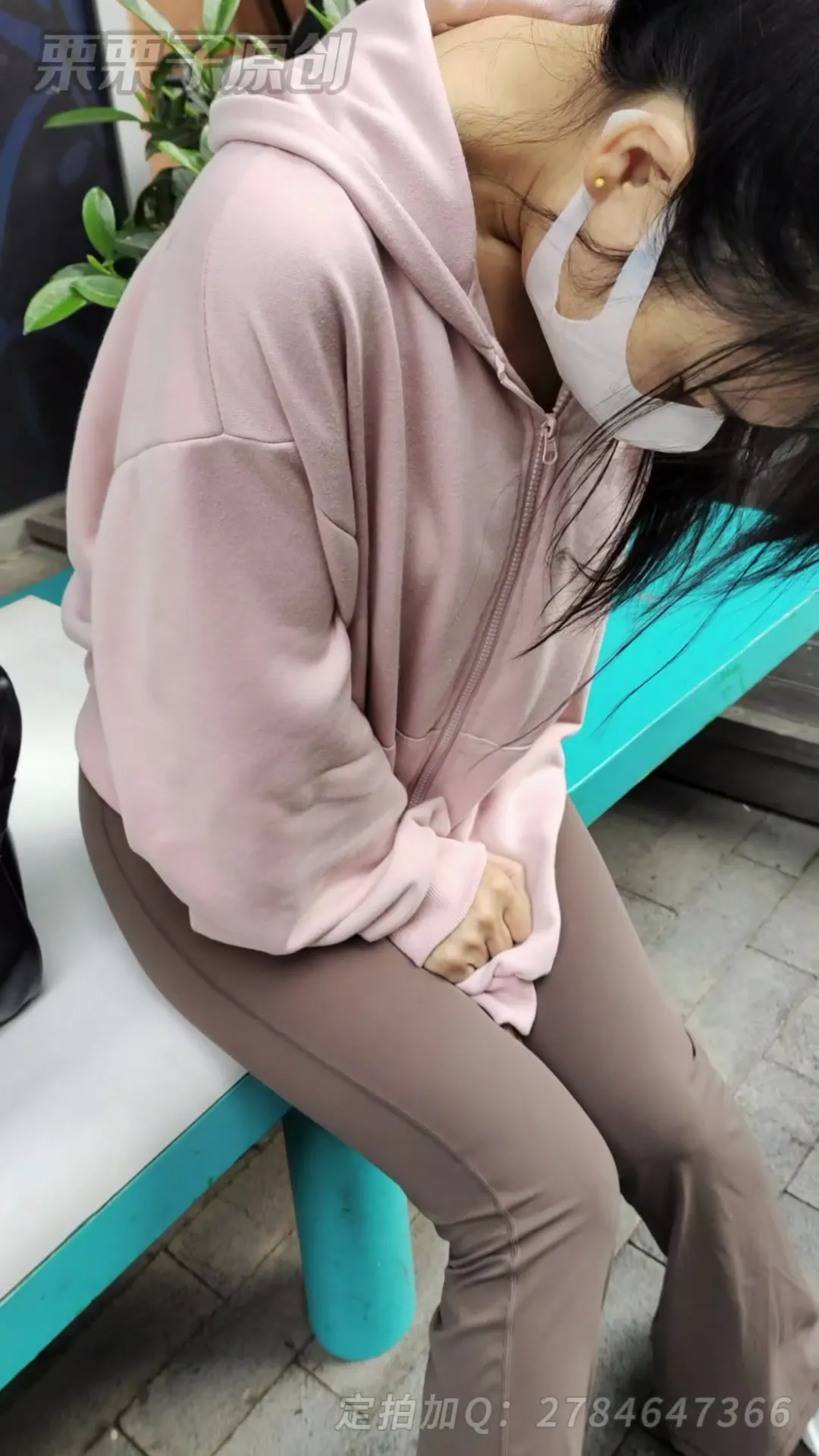 搔首弄姿的女网红