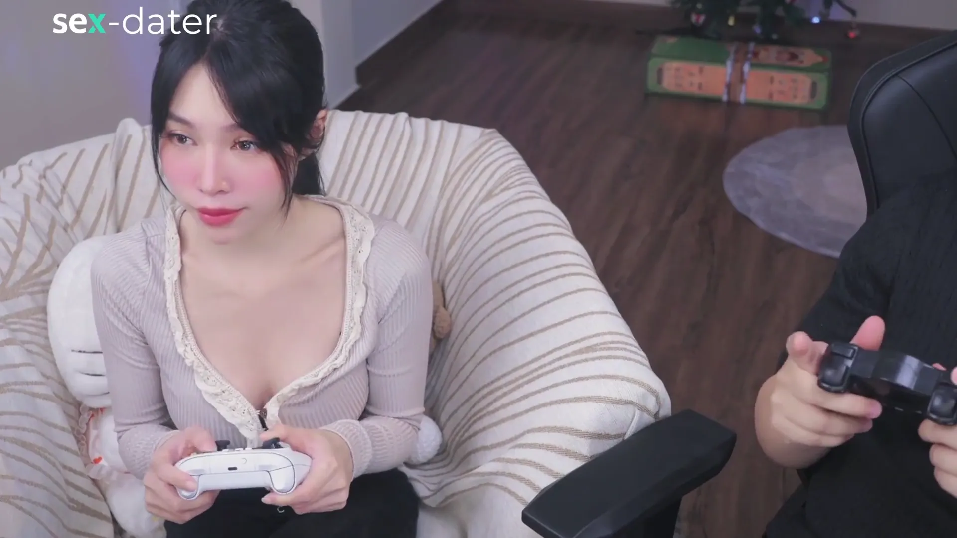 妹子打游戏输了只能脱衣服肉偿