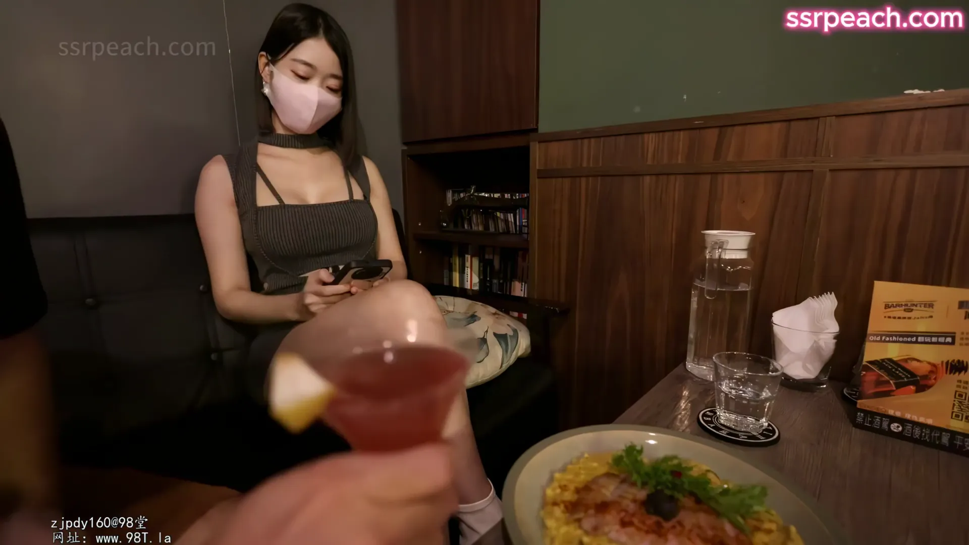 酒吧拜金女一听到男人有钱马上倒贴