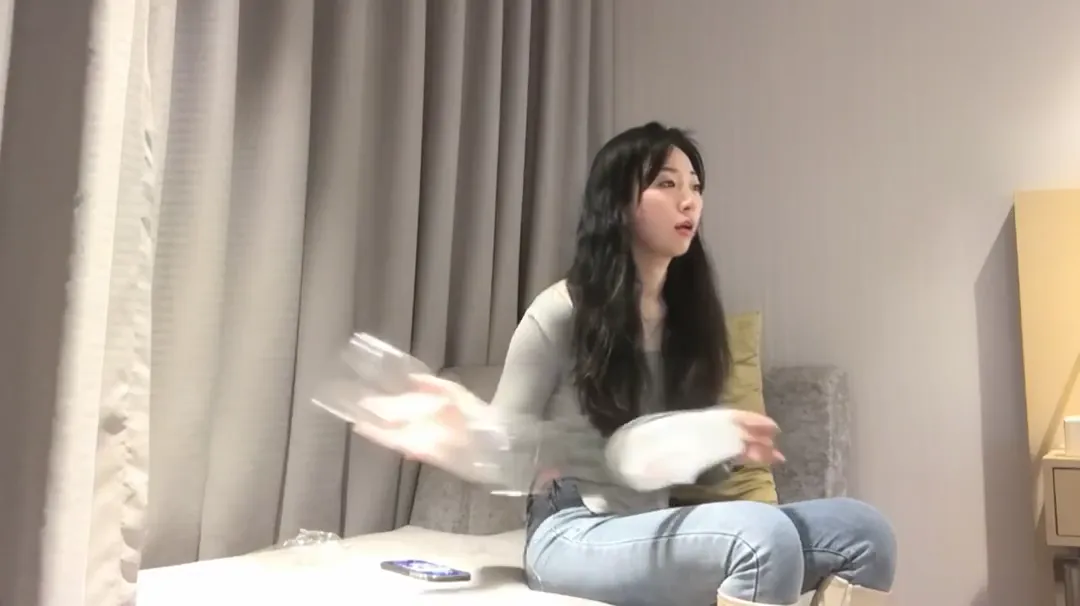 换上黑丝高跟的良家人妻秒变淫娃荡妇