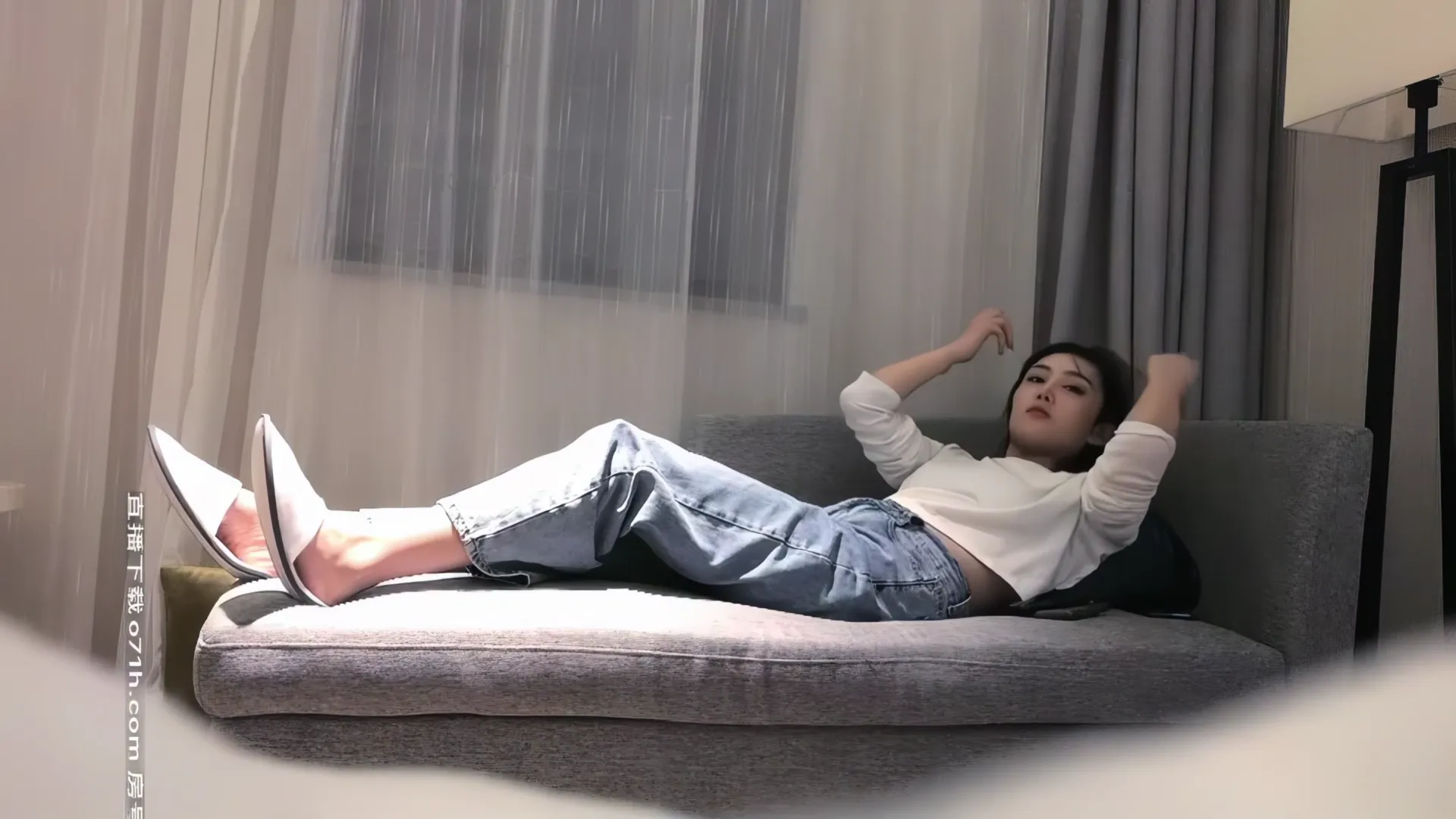 高颜值白衣马尾妹子