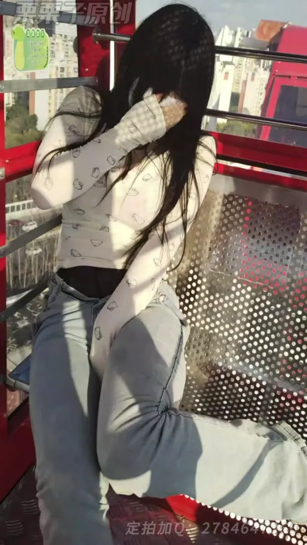 搔首弄姿的女网红