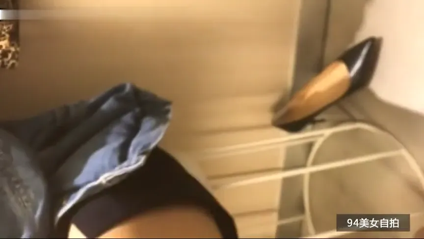 情侶逛商場女友在店裏偷偷幫男友口交自拍外泄