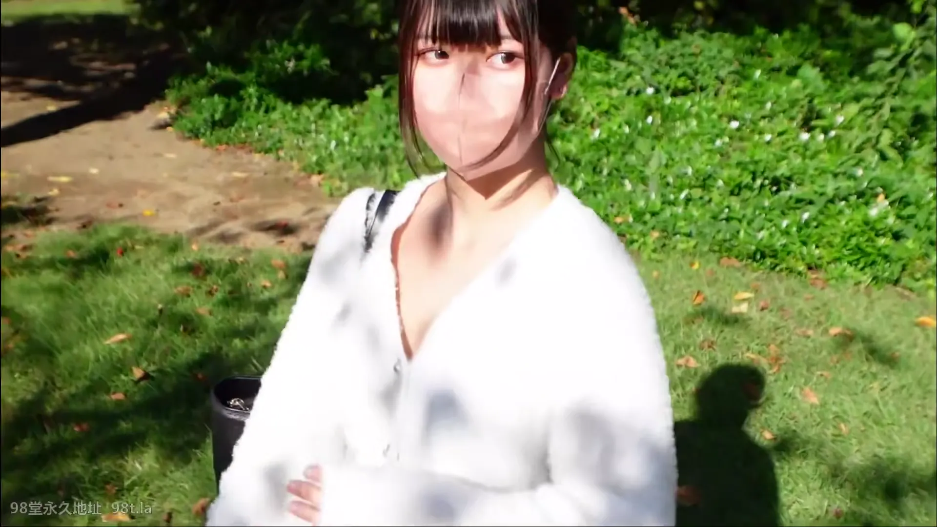 18岁少女第一次拍摄有点害羞