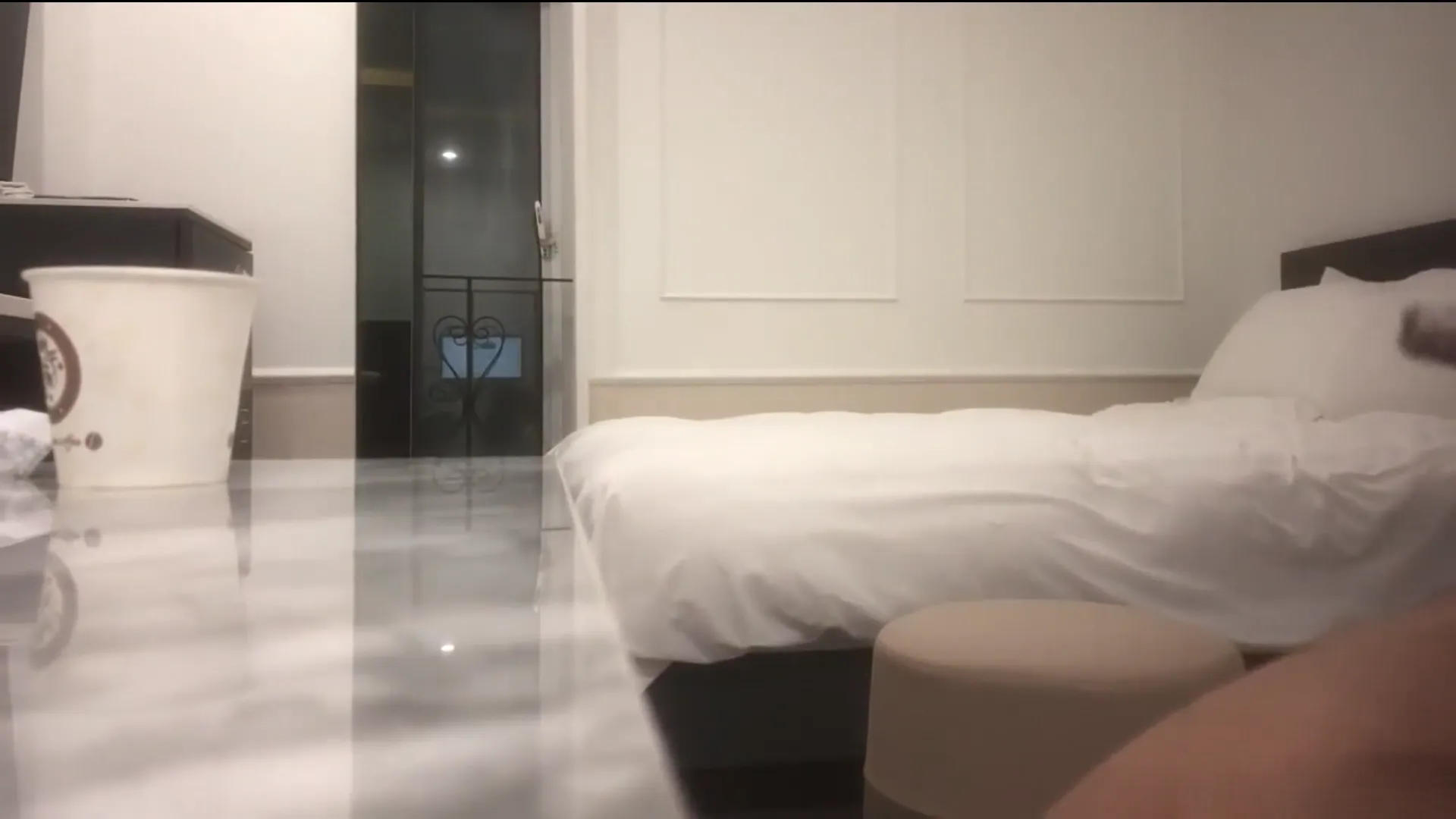 暗藏摄像头偷拍美少妇啪啪啪