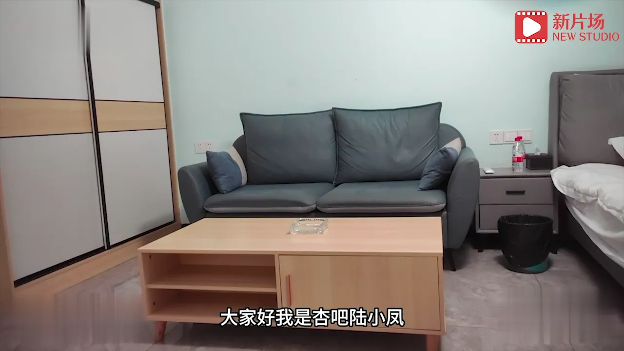 破洞牛仔裤女学生被操到腿软表情痛苦