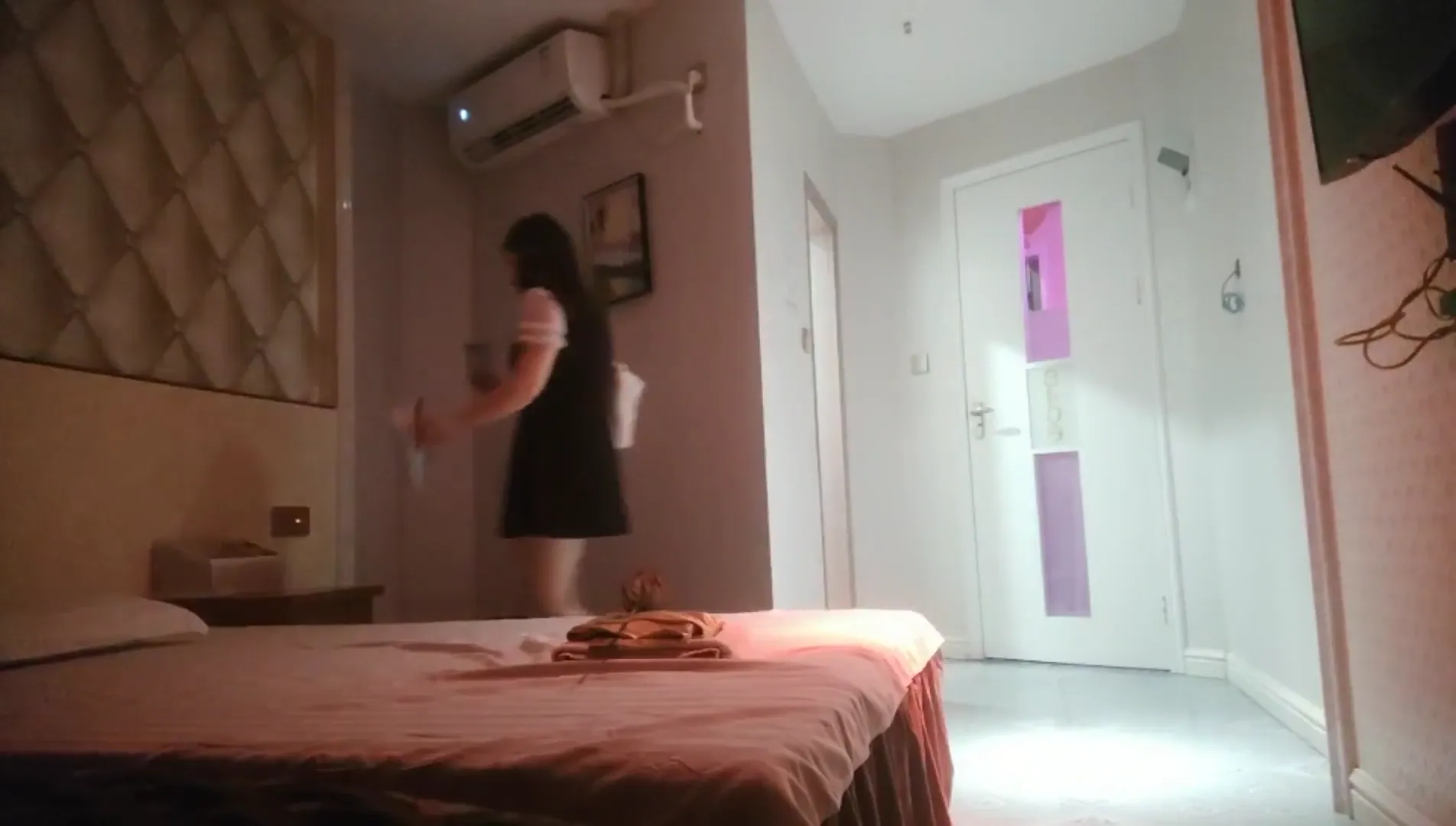 大奶骚女埋头吸奶