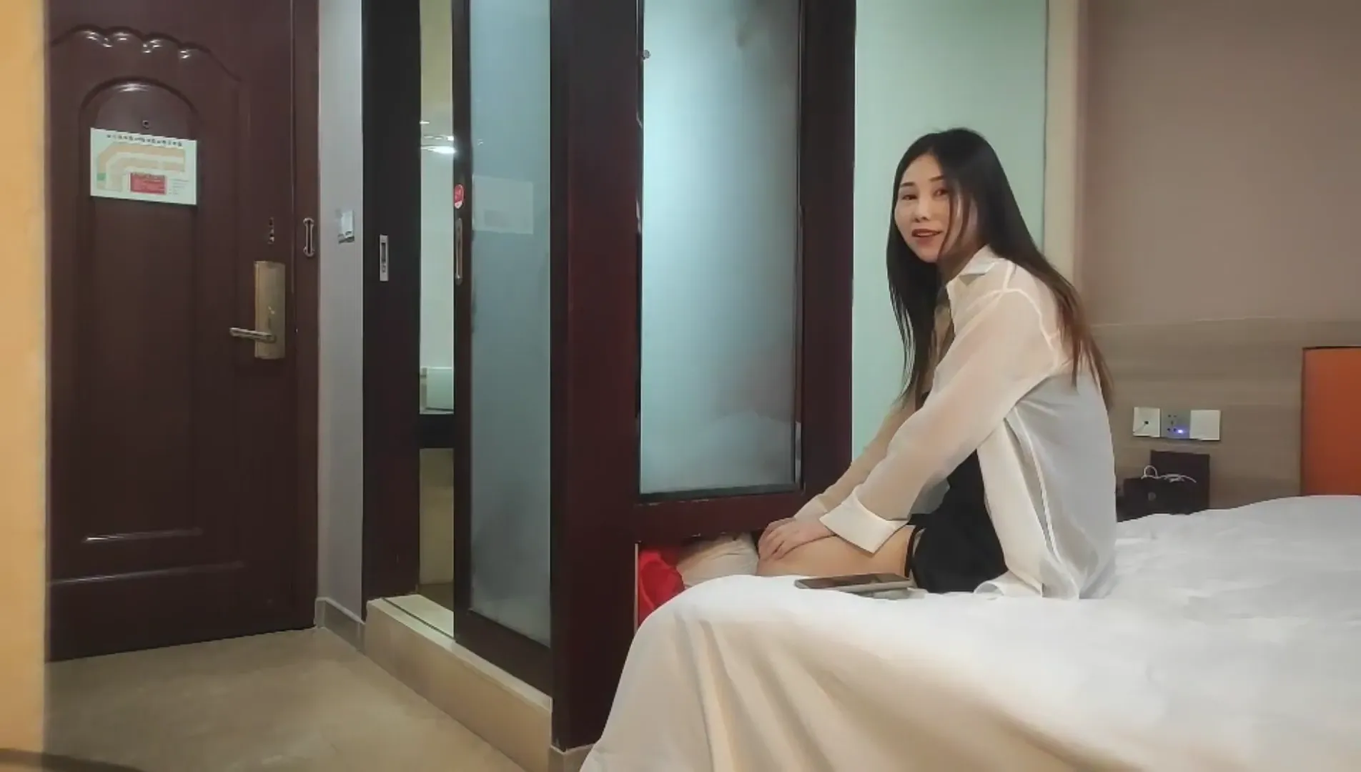 【小马探花】深夜耐心等待小姐姐，谈不拢换少妇按摩手法一流让人飘飘欲仙