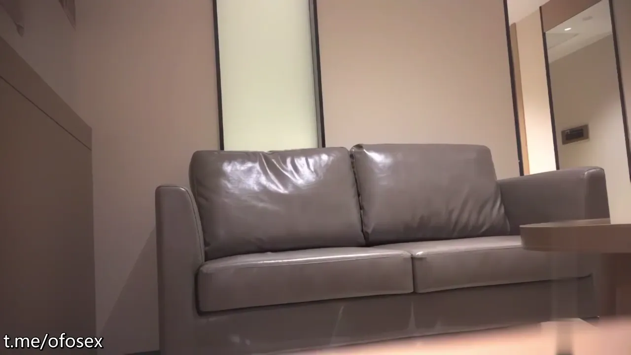 双飞不过瘾今天大哥再给安排上两个互不认识的性感长腿少妇