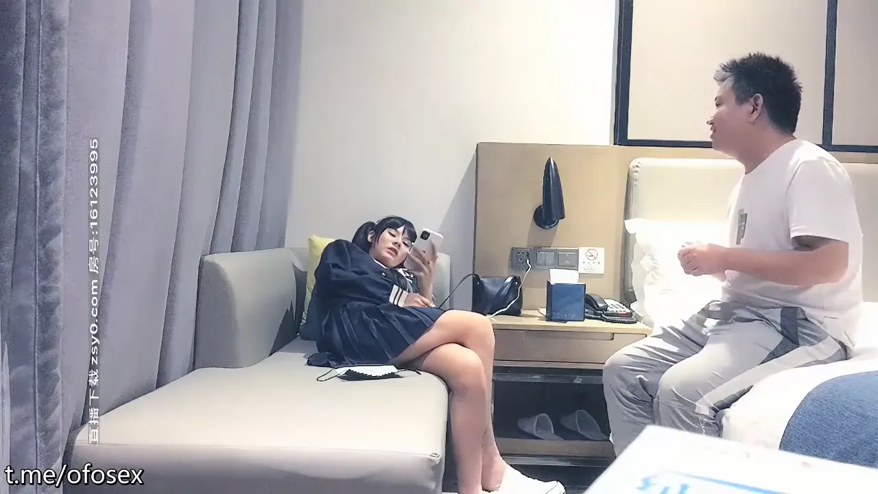双马尾JK装萝莉妹子