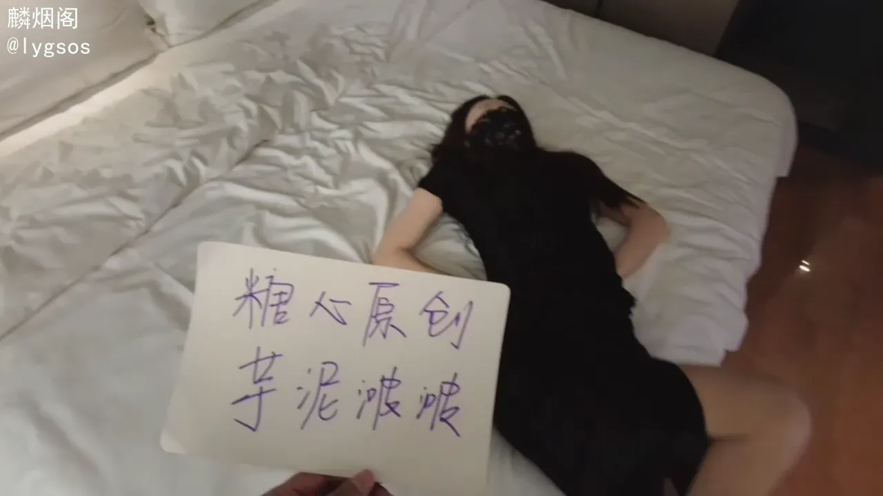 身穿丝袜旗袍主动榨精