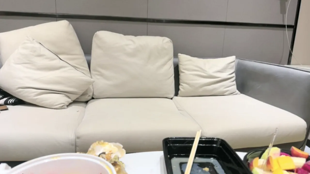 酒店前台肉感身材吃饱喝足开操扒掉丝袜一顿摸双腿肩上扛暴插