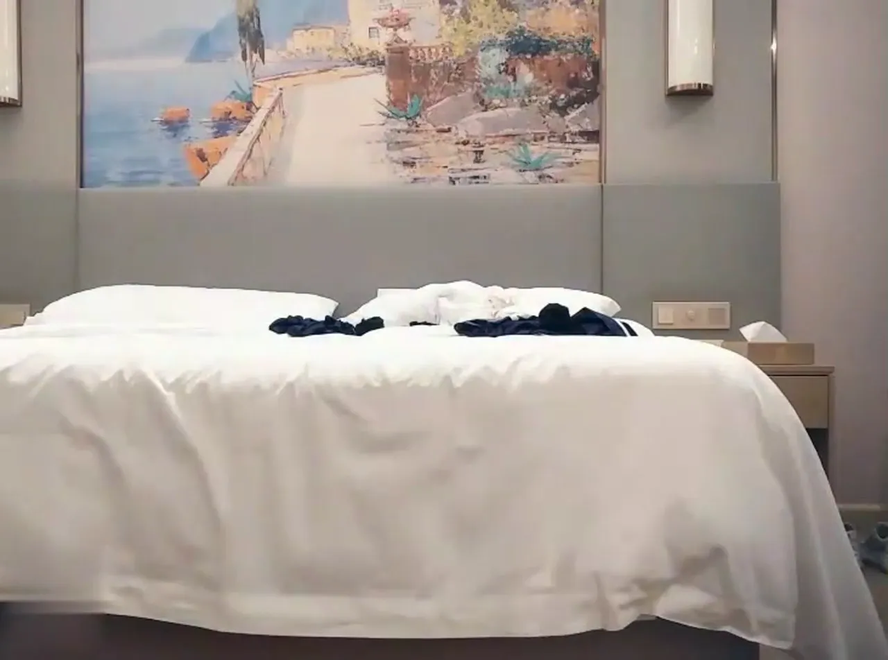 双飞小母狗和白虎妹巅峰之夜