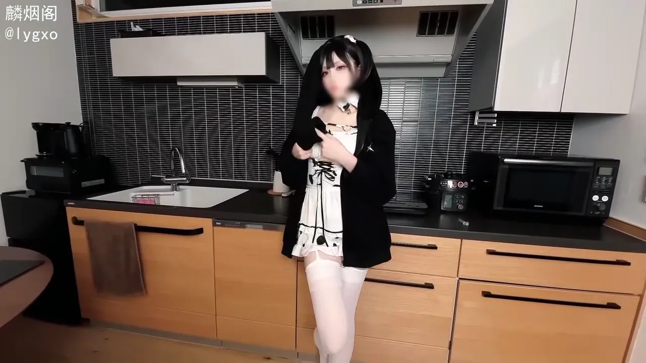身穿情趣制服反差发烧