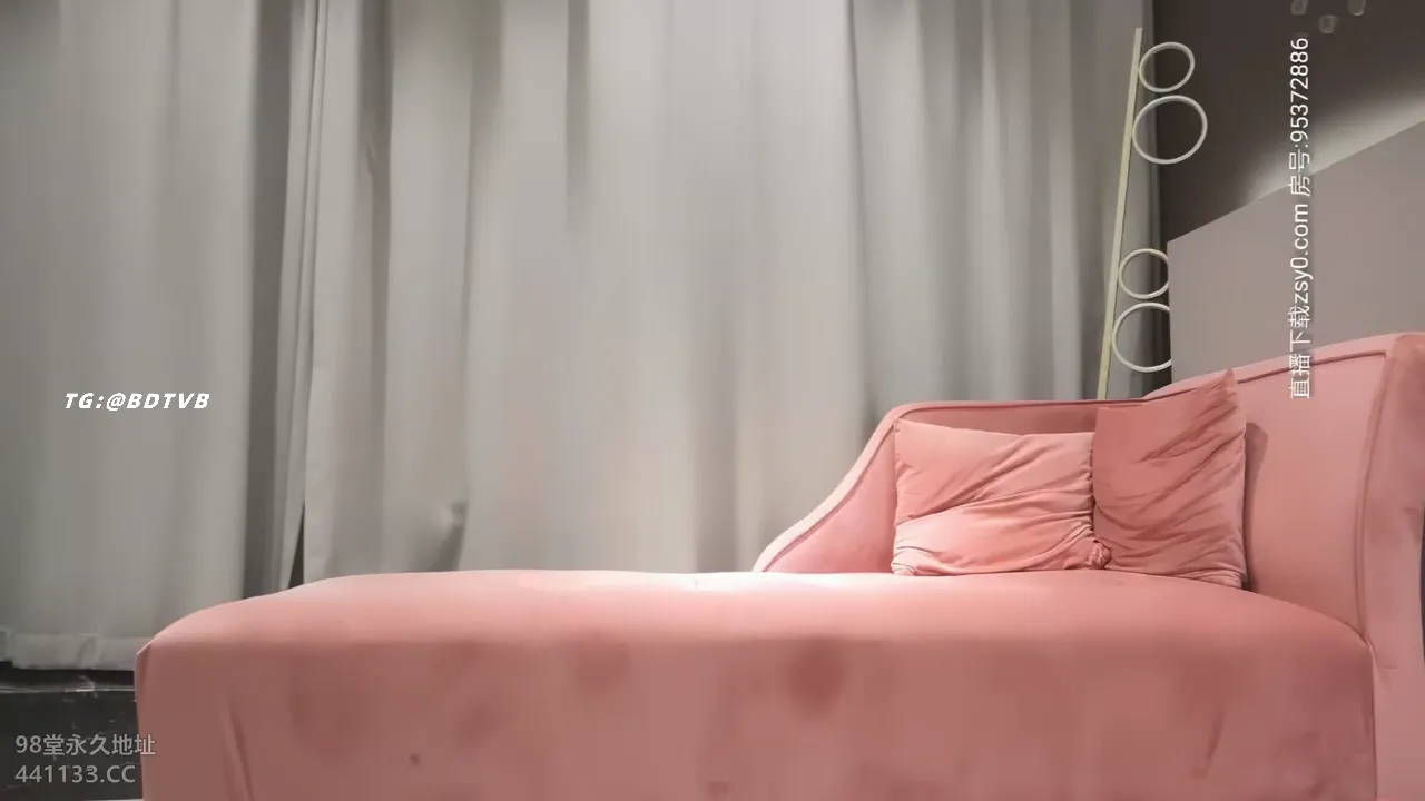 绿衣嫩妹被猛兽打桩