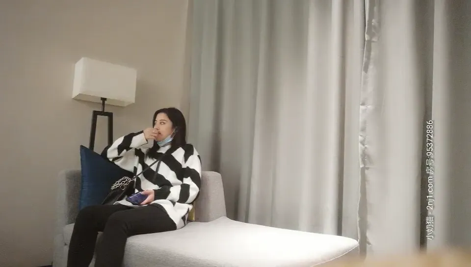 约了个黑衣红唇妹子